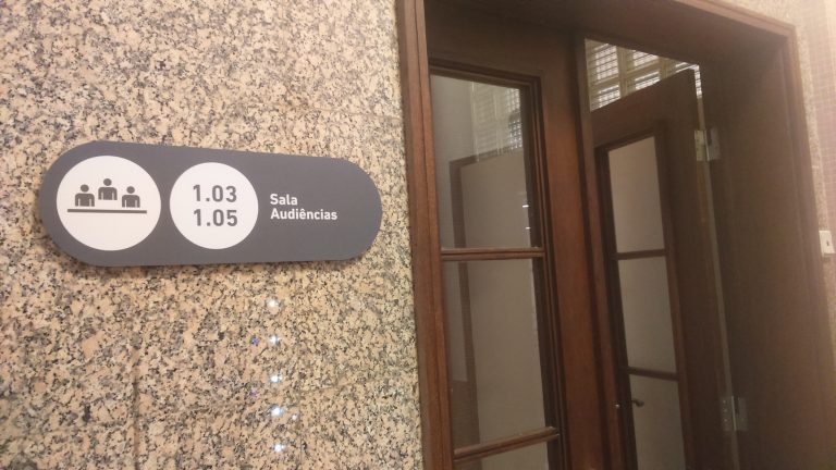 Cadeia efetiva por roubar telemóvel