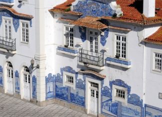 As histórias contadas pelo azulejos da antiga Estação da CP sobre Aveiro