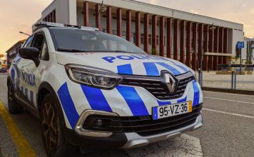Aveiro: ‘Busca domiciliária’ por violência doméstica leva PSP a encontrar 500 doses de haxixe e mais de 43.500 euros