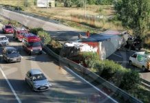 A1 / Mealhada: Pesado tombou após colisão causando três feridos ligeiros