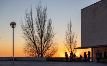 UA: Videomapping alerta para comportamentos aditivos e dependências