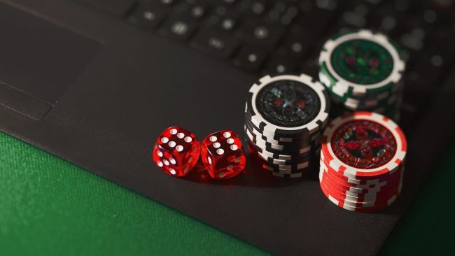 aidanhowe-dice-5012425_1920-1